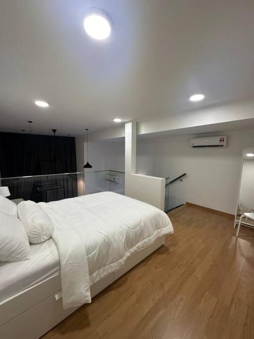 2 Guest Duplex Center Eko Cheras Mall Pavilion Bukit Bintang Klcc Petaling Street Market National Zoo Batu Caves Merdeka Square Pangsapuri